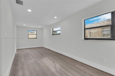 Casa en venta en Opa-locka, Florida, 5 dormitorios, 150.69 m2 № 2029362 - foto 13