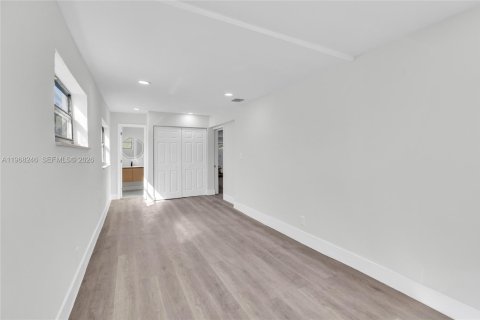 Casa en venta en Opa-locka, Florida, 5 dormitorios, 150.69 m2 № 2029362 - foto 11