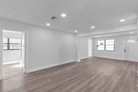 Casa en venta en Opa-locka, Florida, 5 dormitorios, 150.69 m2 № 2029362 - foto 7