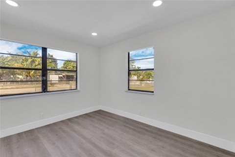 Casa en venta en Opa-locka, Florida, 5 dormitorios, 150.69 m2 № 2029362 - foto 15