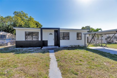 Casa en Opa-locka, Florida 5 dormitorios, 150.69 m2 № 2029362