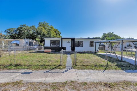 Casa en venta en Opa-locka, Florida, 5 dormitorios, 150.69 m2 № 2029362 - foto 25