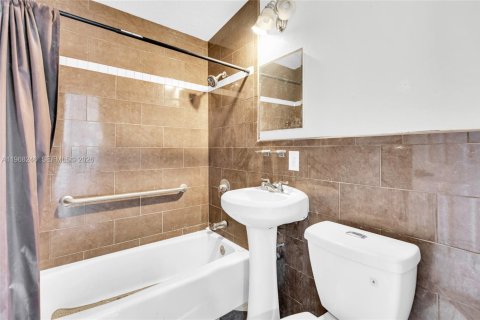 Casa en venta en Opa-locka, Florida, 5 dormitorios, 150.69 m2 № 2029362 - foto 5