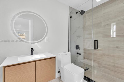 Casa en venta en Opa-locka, Florida, 5 dormitorios, 150.69 m2 № 2029362 - foto 3