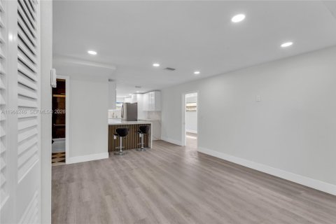 Casa en venta en Opa-locka, Florida, 5 dormitorios, 150.69 m2 № 2029362 - foto 8