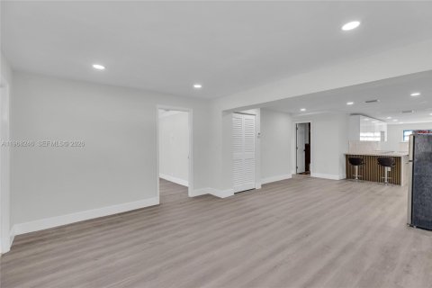 Casa en venta en Opa-locka, Florida, 5 dormitorios, 150.69 m2 № 2029362 - foto 10