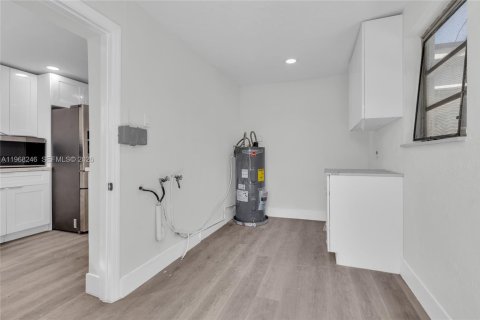 Casa en venta en Opa-locka, Florida, 5 dormitorios, 150.69 m2 № 2029362 - foto 16