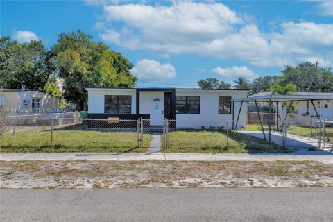 Casa en venta en Opa-locka, Florida, 5 dormitorios, 150.69 m2 № 2029362 - foto 28