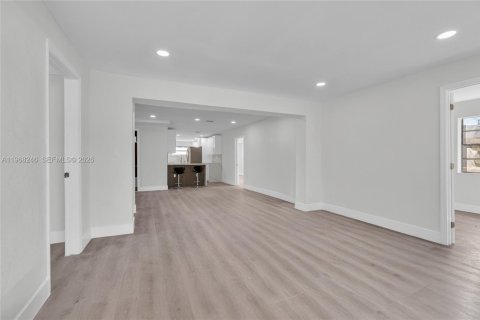 Casa en venta en Opa-locka, Florida, 5 dormitorios, 150.69 m2 № 2029362 - foto 9