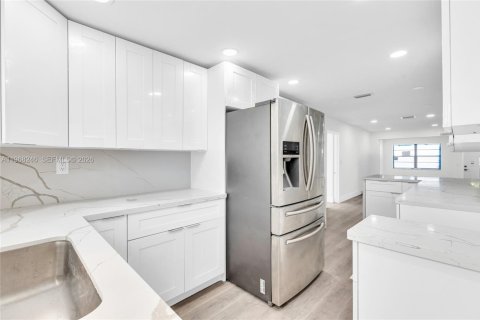 Casa en venta en Opa-locka, Florida, 5 dormitorios, 150.69 m2 № 2029362 - foto 20