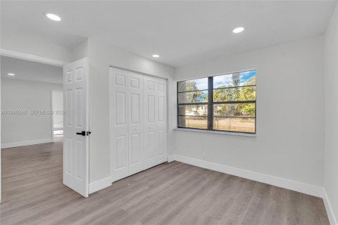 Casa en venta en Opa-locka, Florida, 5 dormitorios, 150.69 m2 № 2029362 - foto 18