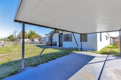 Casa en venta en Opa-locka, Florida, 5 dormitorios, 150.69 m2 № 2029362 - foto 29