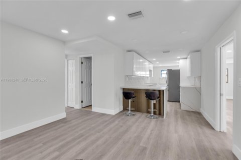 Casa en venta en Opa-locka, Florida, 5 dormitorios, 150.69 m2 № 2029362 - foto 2