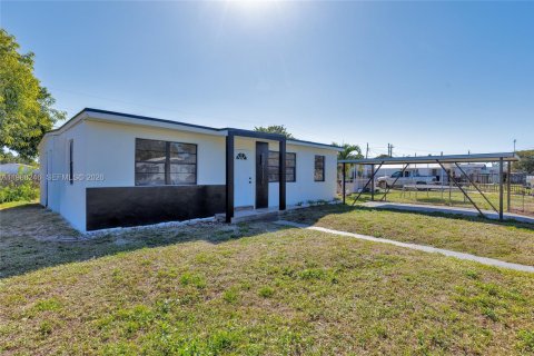 Casa en venta en Opa-locka, Florida, 5 dormitorios, 150.69 m2 № 2029362 - foto 27