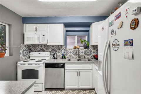 Villa ou maison à vendre à North Miami, Floride: 2 chambres, 142.51 m2 № 1920046 - photo 16