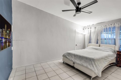 Villa ou maison à vendre à North Miami, Floride: 2 chambres, 142.51 m2 № 1920046 - photo 19