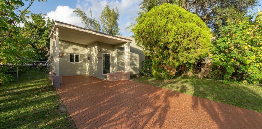 Villa ou maison à North Miami, Floride 2 chambres, 142.51 m2 № 1920046