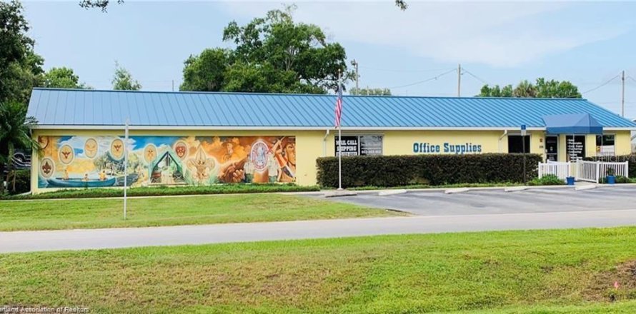 Commercial property in Lake Placid, Florida 348.38 sq.m. № 2366749