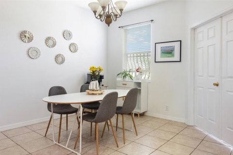 Townhouse in Saint Petersburg, Florida 3 bedrooms, 189.89 sq.m. № 1637609 - photo 6