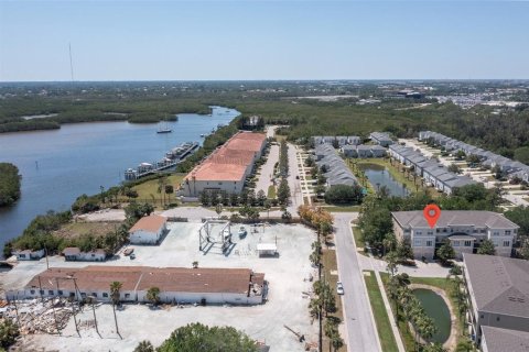 Townhouse in Saint Petersburg, Florida 3 bedrooms, 189.89 sq.m. № 1637609 - photo 26