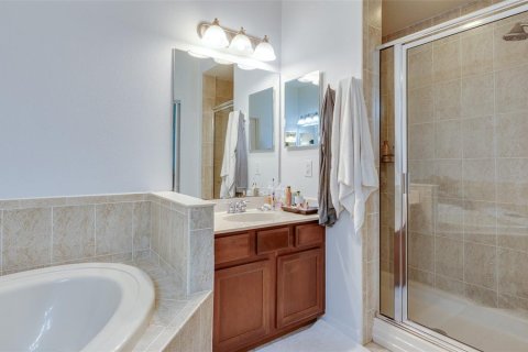 Townhouse in Saint Petersburg, Florida 3 bedrooms, 189.89 sq.m. № 1637609 - photo 20