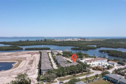 Townhouse in Saint Petersburg, Florida 3 bedrooms, 189.89 sq.m. № 1637609 - photo 30