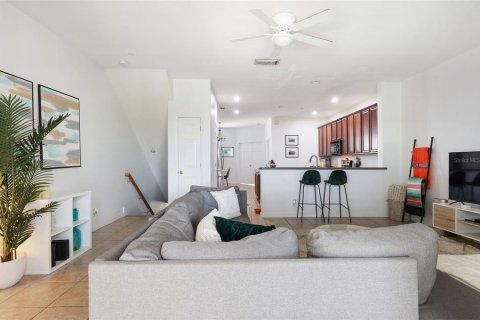 Townhouse in Saint Petersburg, Florida 3 bedrooms, 189.89 sq.m. № 1637609 - photo 11