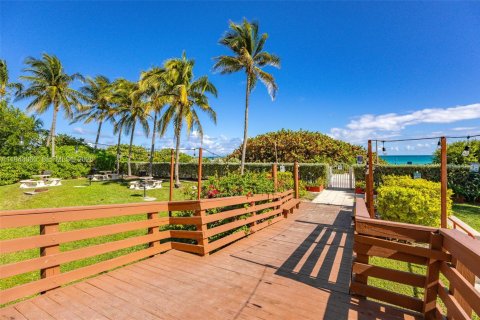 Condo in Miami Beach, Florida, 2 bedrooms № 2000476 - photo 15