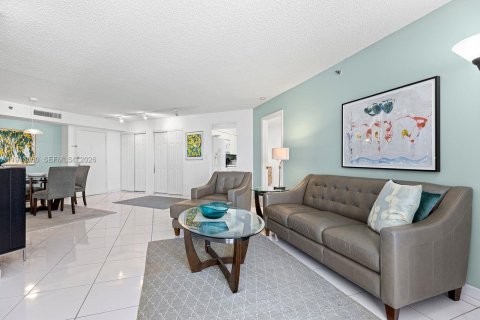 Condo in Miami Beach, Florida, 2 bedrooms № 2000476 - photo 9