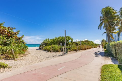 Condo in Miami Beach, Florida, 2 bedrooms № 2000476 - photo 16