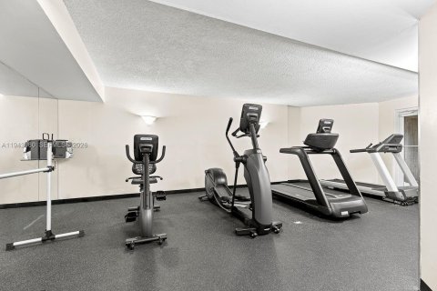 Condo in Miami Beach, Florida, 2 bedrooms № 2000476 - photo 18