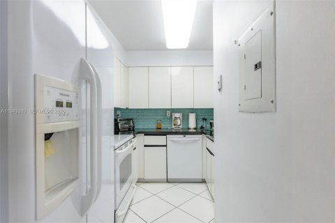 Condo in Miami Beach, Florida, 2 bedrooms № 2000476 - photo 11