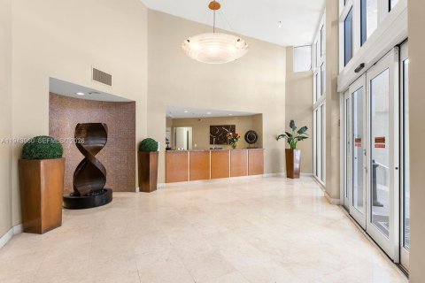 Condo in Miami Beach, Florida, 2 bedrooms № 2000476 - photo 13