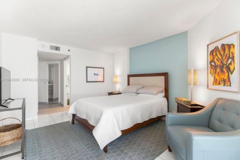 Condo in Miami Beach, Florida, 2 bedrooms № 2000476 - photo 3