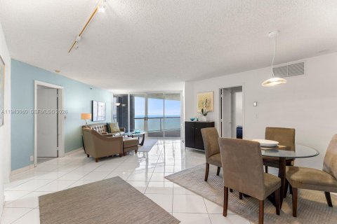 Condo in Miami Beach, Florida, 2 bedrooms № 2000476 - photo 2