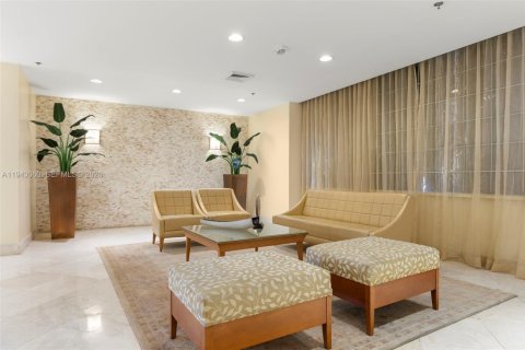 Condo in Miami Beach, Florida, 2 bedrooms № 2000476 - photo 14