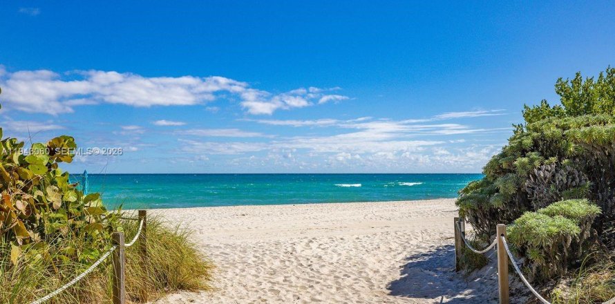 Condo in Miami Beach, Florida, 2 bedrooms № 2000476