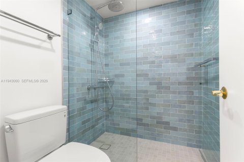 Condo in Miami Beach, Florida, 2 bedrooms № 2000476 - photo 4