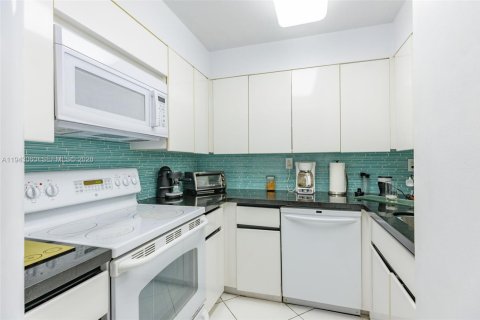 Condo in Miami Beach, Florida, 2 bedrooms № 2000476 - photo 10