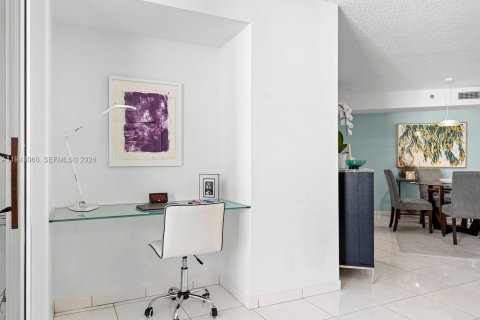 Condo in Miami Beach, Florida, 2 bedrooms № 2000476 - photo 12