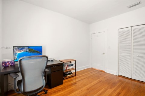 House in Coral Gables, Florida 6 bedrooms, 297.47 sq.m. № 2050301 - photo 23