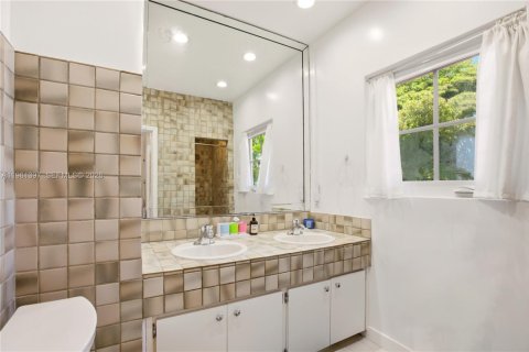 House in Coral Gables, Florida 6 bedrooms, 297.47 sq.m. № 2050301 - photo 24