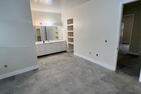 Villa ou maison à louer à Miami, Floride: 5 chambres, 446.86 m2 № 2015371 - photo 10