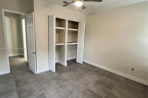 Villa ou maison à louer à Miami, Floride: 5 chambres, 446.86 m2 № 2015371 - photo 8