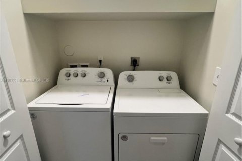 Villa ou maison à louer à Miami, Floride: 5 chambres, 446.86 m2 № 2015371 - photo 17