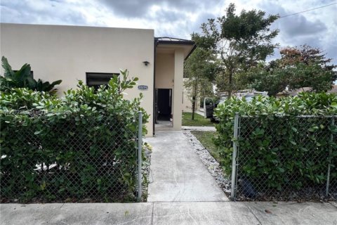 Villa ou maison à louer à Miami, Floride: 5 chambres, 446.86 m2 № 2015371 - photo 2