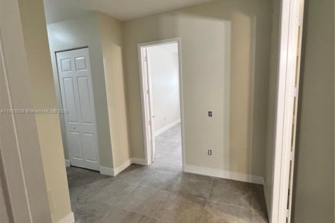 Villa ou maison à louer à Miami, Floride: 5 chambres, 446.86 m2 № 2015371 - photo 4