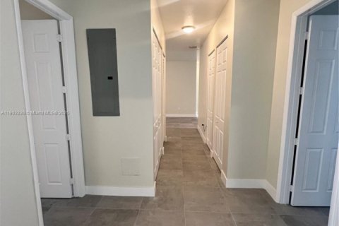 Villa ou maison à louer à Miami, Floride: 5 chambres, 446.86 m2 № 2015371 - photo 16