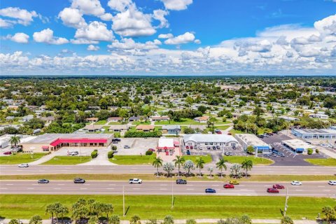 Propiedad comercial en venta en Port Charlotte, Florida, 234.11 m2 № 2380629 - foto 9