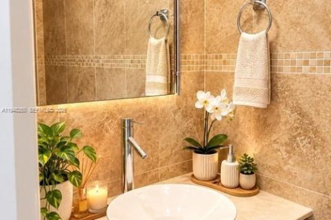 Townhouse in Miami, Florida 2 bedrooms, 166.48 sq.m. № 2328743 - photo 8